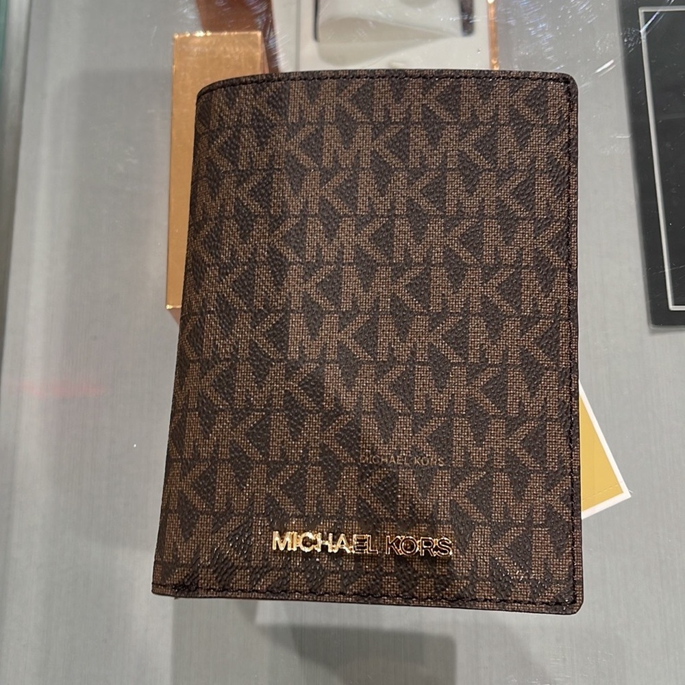 Michael Kors Jet Set Travel Passport Wallet
Brown Signature/Golden- NWT - Picture 12 of 16